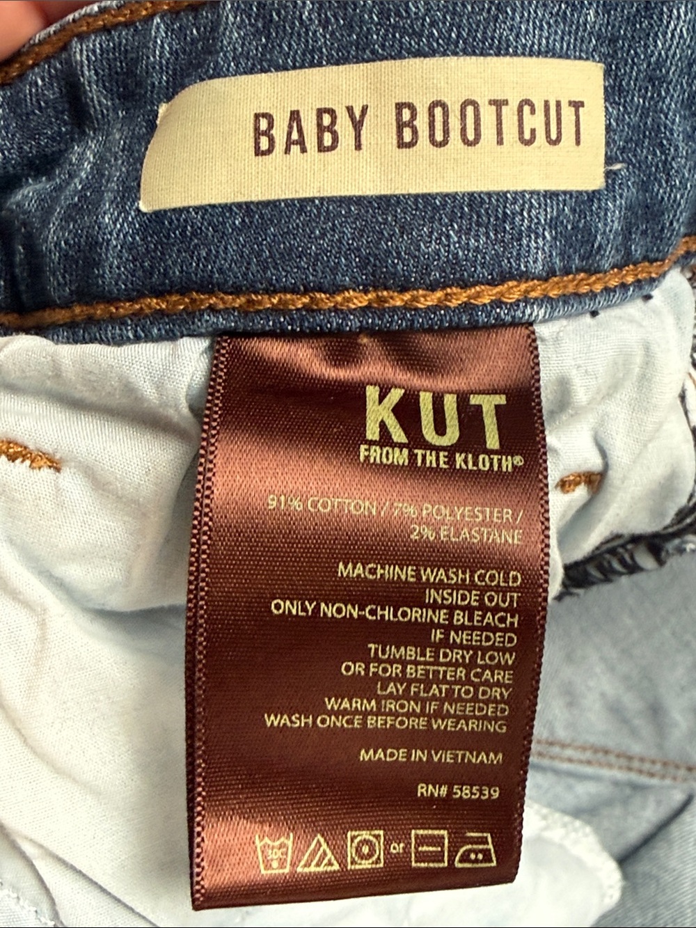 Kut from the Cloth, boot cut Jeans in Medium Blue Wash - Picture 3 of 6